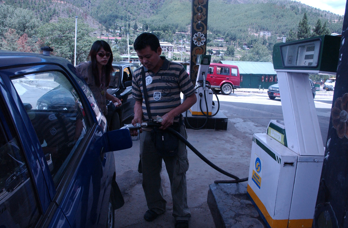 Petrol in  Bhutan. à¤à¥ à¤²à¤¿à¤ à¤à¤®à¥à¤ à¤ªà¤°à¤¿à¤£à¤¾à¤®